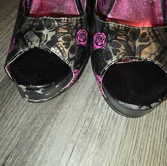 Women's Skull & Roses Peep Toe Heels SZ 9 Just Fabulous - Picture 3 of 8